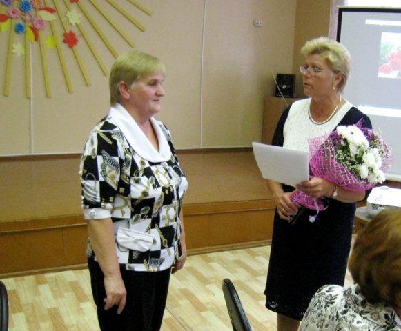 Награждение Шаваровой Е.А. Почетной грамотой Управления образования за многолетний, добросовестный труд.